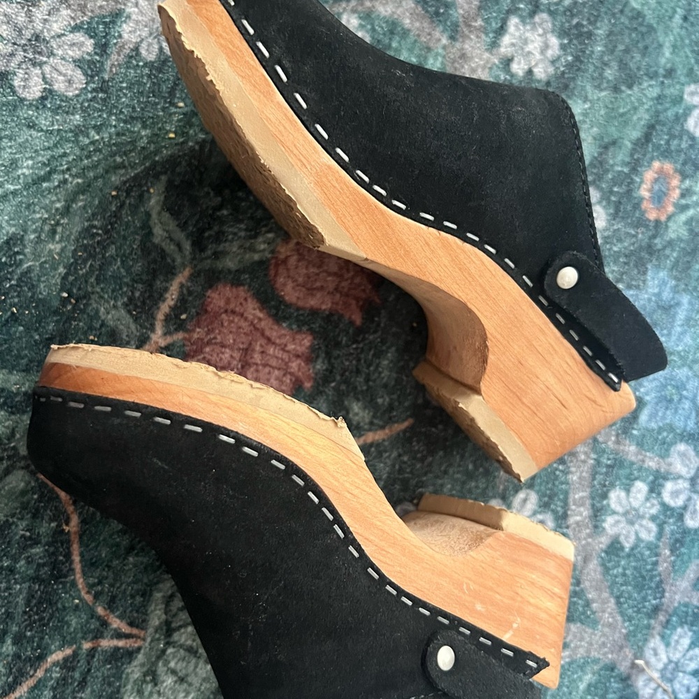 Black Suede Clog Mules with Adjustable Buckle and Wood-Look Heel - Picture 4 of 5